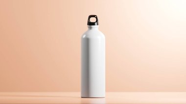 Ayrı, parlak beyaz renkli, hafif mat kaplamalı modern su şişesi. Benzersiz parlak siyah şişe kapağı. Şeftali arkaplanının üzerine yerleştirilmiş taklacı