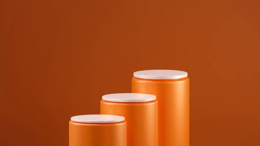 Üç güvenli turuncu renkli silindirik podyum yatay sırada dizildi. Güvenli Turuncu renkli metalik podyumun adımları