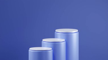 Mavi Calico renkli üç silindirik podyum yatay sırada dizilmiştir. Mavi Calico renkli metalik podyumun basamakları