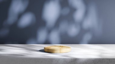 Mavi Nova arka planındaki çimento tabanına dairesel ahşap bir podyum yerleştiriliyor. Yaprakların doğal gölgeleriyle aydınlatma