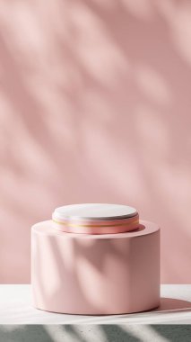 Açık Pembe 'de altın çizgili lüks bir podyum. Yuvarlak bir tahtaya, temel çimento dokusunun üzerine, açık pembe arkaplan ile yerleştirilmiş. Doğa gobolar