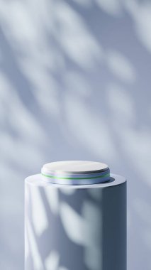 Yumuşak, soyut gölgeleri olan minimalist bir görüntü. Yuvarlak kaplama silindirik tabanın üzerinde nazikçe durur. Açık mavi tonlar rahatlatıcı, modern bir his yaratır. Yaprakların gölgeleri organik doku ekler