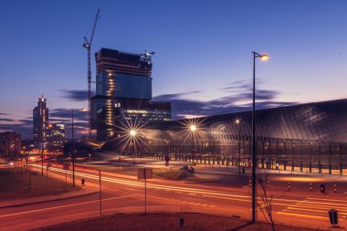 Katowice Polonya 'da bir iş bölgesinin akşam manzarası