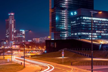 Katowice Polonya 'da bir iş bölgesinin akşam manzarası
