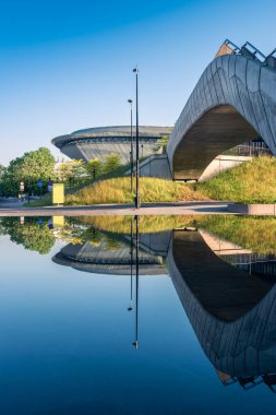 Katowice, Silezya, Polonya; 4 Haziran 2021: Spodek Arena ve beton bir köprü