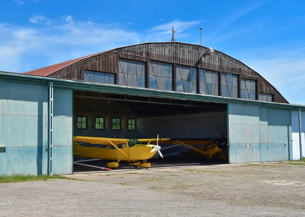 Kleine Flugzeuge Stehen Einem Sonnigen Tag Einem Oldtimer Hangar — Stockfoto