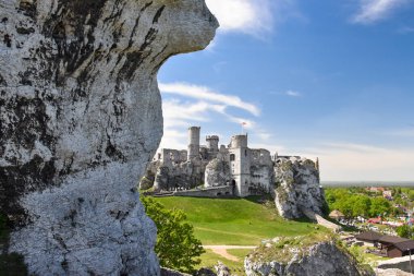Ogrodzieniec Kalesi - 14. yüzyıl kraliyet kalesi, Güney Polonya 'da yer almaktadır.