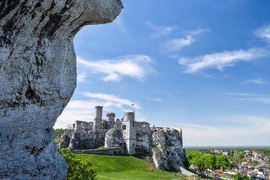 Ogrodzieniec Kalesi - 14. yüzyıl kraliyet kalesi, Güney Polonya 'da yer almaktadır.