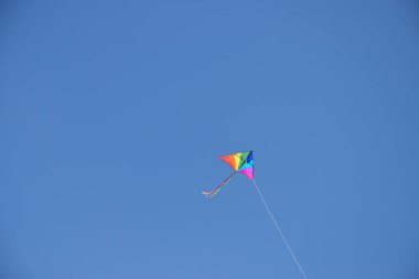 Mavi gökyüzüne karşı renkli uçurtma