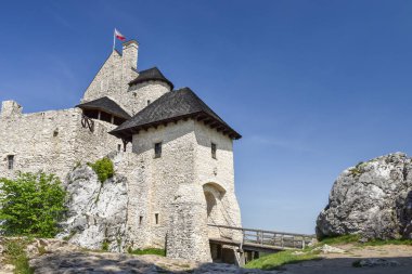 Bobolice Kalesi - 14. yüzyıl kraliyet kalesi, XXI yüzyılda yeniden inşa edilmiş, Polonya 'nın güneyinde yer alıyor.