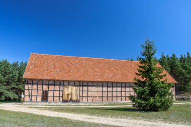 Wdzydze Kiszewskie 'deki açık hava müzesinde bulunan eski çiftlik binası. Yarı ahşap cephe.