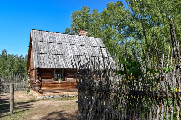 Gammal Trä Gård Byggnad Omgiven Wicker Staket Gammal Traditionell Gård — Stockfoto