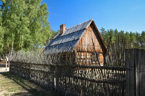 Старое Деревянное Фермерское Здание Окруженное Плетеным Забором Старая Традиционная Ферма — стоковое фото