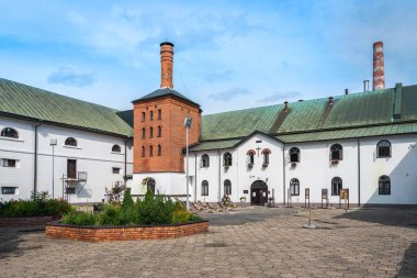 Polonya 'nın Zwierzniec kentindeki eski, geleneksel bir bira fabrikasının avlusu. Muazzam sanayi binası. 