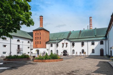 Polonya 'nın Zwierzniec kentindeki eski, geleneksel bir bira fabrikasının avlusu. Muazzam sanayi binası. 