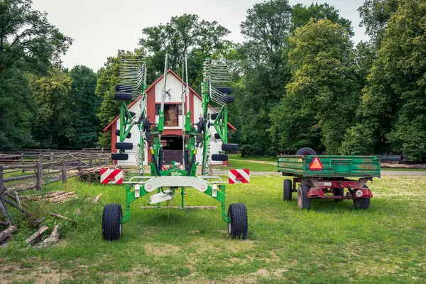 Matériel Agricole Usagé Coloré Debout Sur Une Ferme Entouré Arbres — Photo