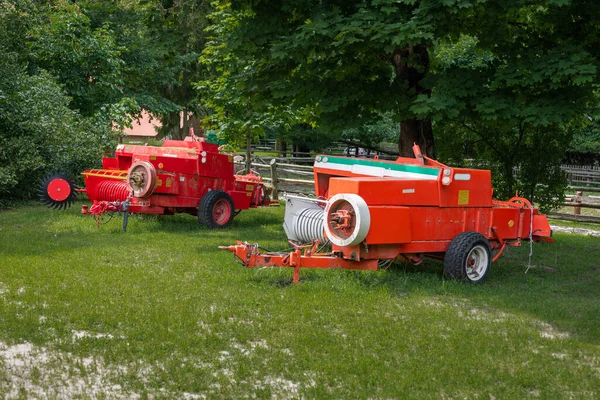 Machines Agricoles Colorées Équipement Rural Debout Sur Une Ferme Entouré — Photo