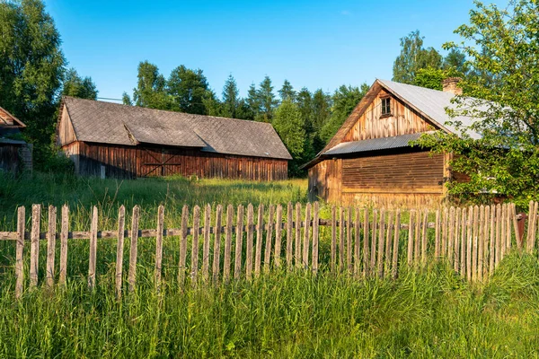 Dwie Stare Drewniane Stodoły Położone Pomiędzy Zielonymi Drzewami Łące Las — Zdjęcie stockowe