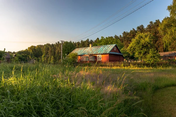 Piękna Stara Polska Wioska Tradycyjnymi Budynkami Rolniczymi Położonymi Środku Lasu — Zdjęcie stockowe