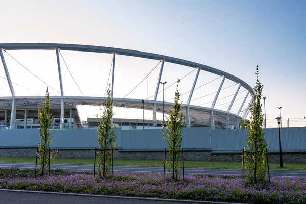 Slezský Stadion Vidět Zpoza Plotu Pole Fialových Květů Popředí Slunečný — Stock fotografie