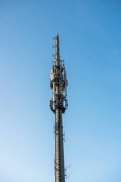 Mobiele Telefoon Zender Tegen Blauwe Lucht — Stockfoto