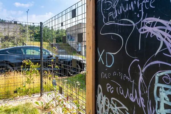 Grande Tábua Giz Madeira Colocado Playground Exterior Dia Ensolarado Edifícios — Fotografia de Stock