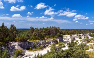 Jozefow, Roztocze, Polonya 'daki kireçtaşı ocağının hava manzarası. Arka planda orman var. Panoramik görünüm. 