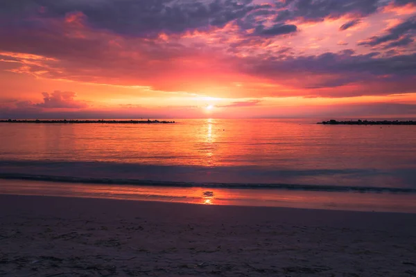 Mooie Zonsondergang Vanaf Het Zandstrand Darlowko Polen Breakwaters Gemaakt Van — Stockfoto