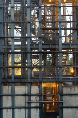 Maden kuyusu merdiveni delinmiş çelik bir duvarla çevrili, şaft aydınlanıyor ve yenilendikten sonra...