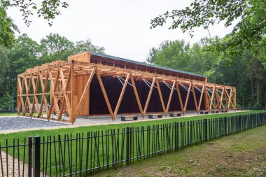 Şehir parkında bir mezuniyet kulesi. Etrafı yeşilliklerle çevrili. Nefes alma ve dinlenme yeri.