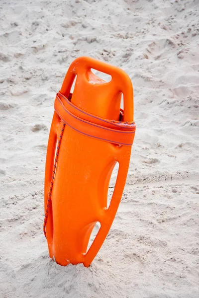 橙色的救生艇坐落在沙滩上 — 图库照片
