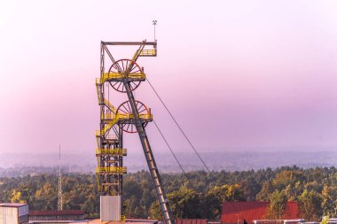 Maden ocağı altyapısı olan maden kuyusu. Arka planda ormanlar var. Doğaya karşı endüstri