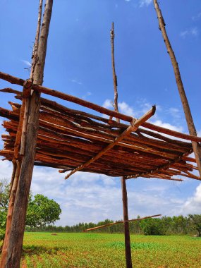 Turistler tarafından kullanılan çiftçilerin yaptığı güzel gözetleme kulesi.