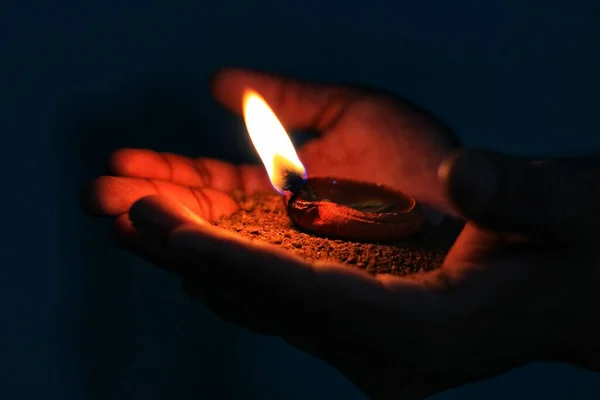 Lâmpada Óleo Diya Com Chama Noite Escura Festa Indiana Celebração — Fotografia de Stock