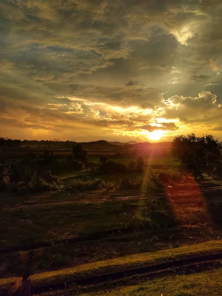 黄金色の空に美しい太陽のフレアと日没 — ストック写真