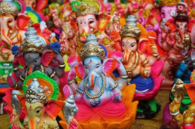Hindistan 'da Ganesh Chaturthi kutlamaları için çok güzel düzenlenmiş bir sürü Ganesh idolü var.