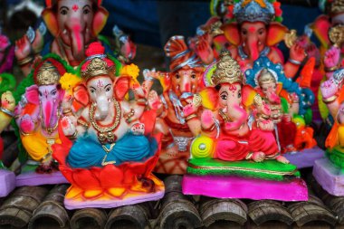 Hindistan 'da Ganesh Chaturthi kutlamaları için çok güzel düzenlenmiş bir sürü Ganesh idolü var.