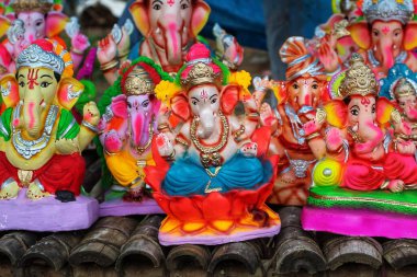 Hindistan 'da Ganesh Chaturthi kutlamaları için çok güzel düzenlenmiş bir sürü Ganesh idolü var.