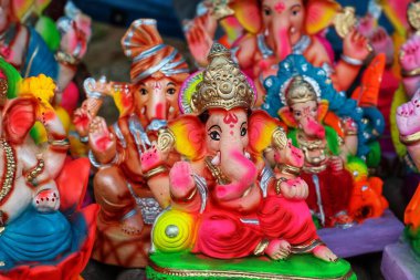 Hindistan 'da Ganesh Chaturthi kutlamaları için çok güzel düzenlenmiş bir sürü Ganesh idolü var.