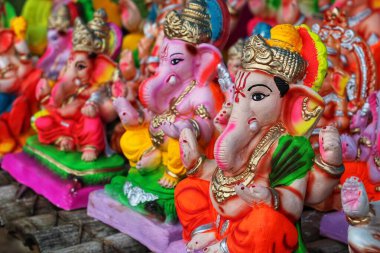Hindistan 'da Ganesh Chaturthi kutlamaları için çok güzel düzenlenmiş bir sürü Ganesh idolü var.