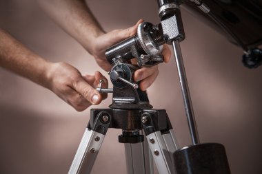 adam bir teleskop closeup ayarlar