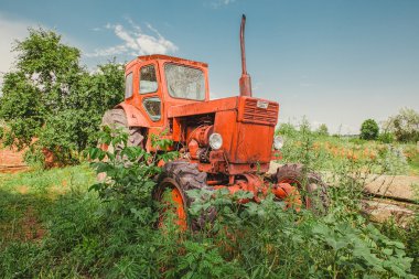 çim ihmal edilen traktör
