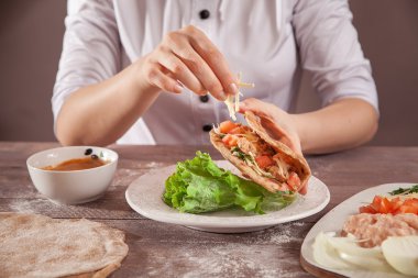 Şef doldurulmuş tacos eller