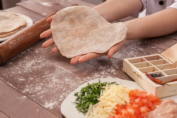 Hands chef sculpts pastry for tacos — Stock Photo, Image
