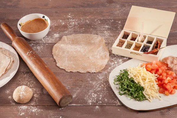 Ingridientes para tacos sobre fondo de madera —  Fotos de Stock