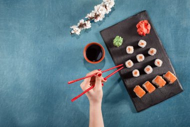 El suşi sosu, wasabi, sakura, zencefil ile chopsticks bekle