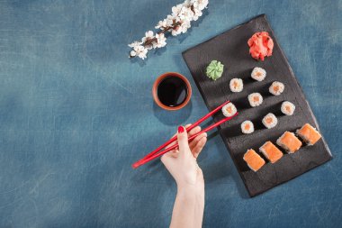 El suşi sosu, wasabi, sakura, zencefil ile chopsticks bekle