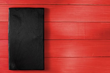 siyah kırmızı ahşap masa masada yemek