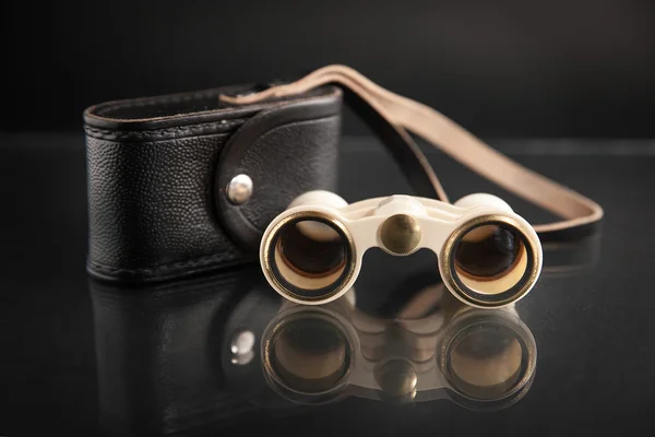 Occhiali da opera avorio con copertina su sfondo scuro Fotografia Stock