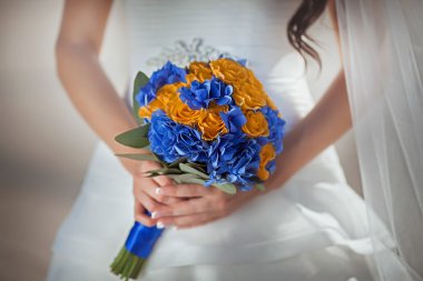 Mavi gül gelinin elinde. Çiçekler üzerinde odaklanmak
